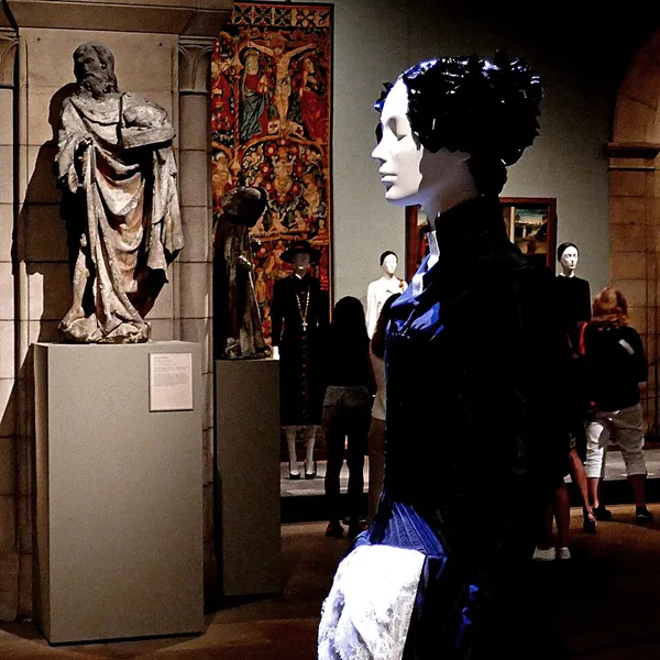 Heavenly Bodies: Fashion and the Catholic Imagination